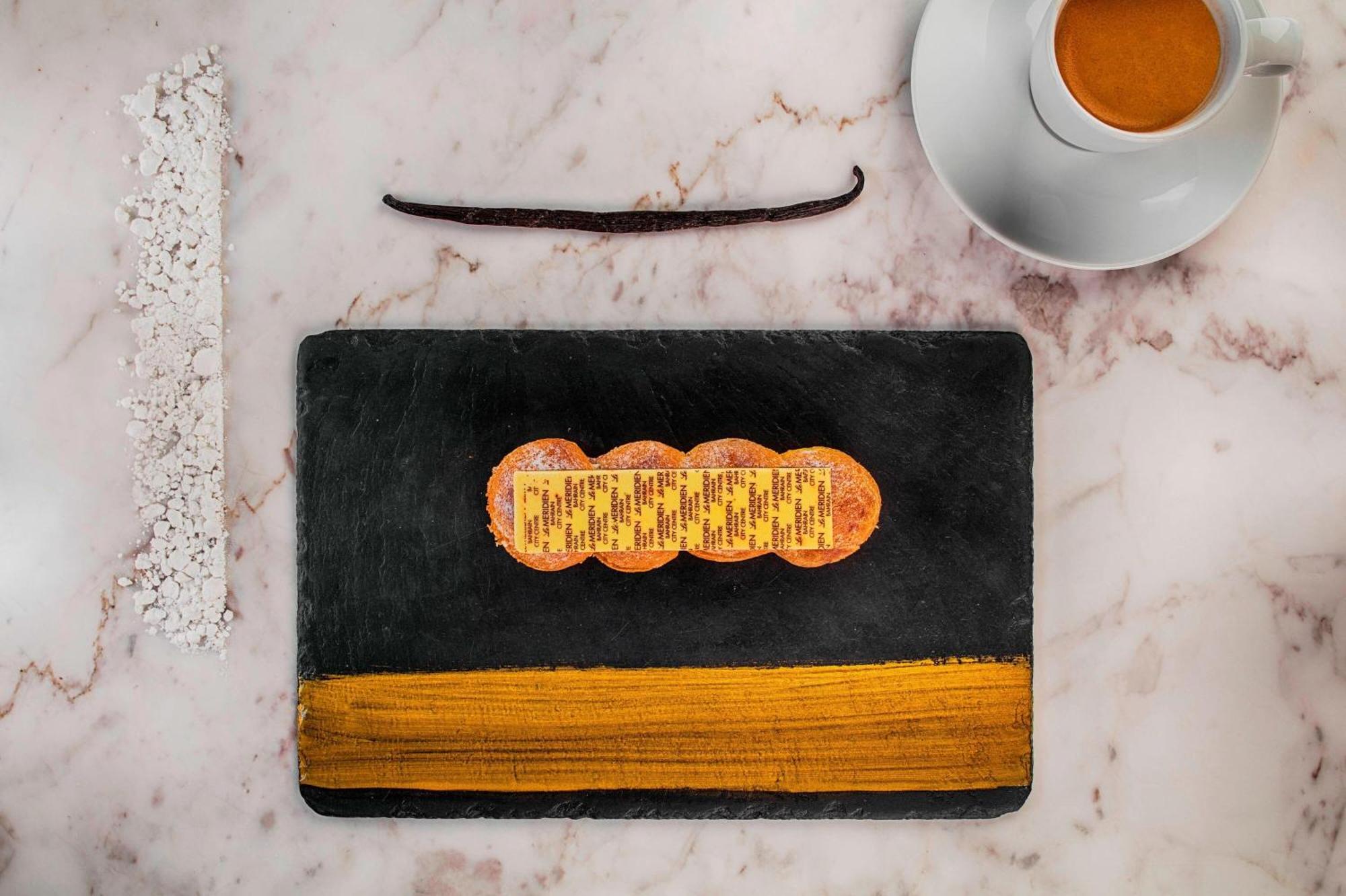 Le Meridien City Centre Bahrain Manamah Buitenkant foto A chocolate book