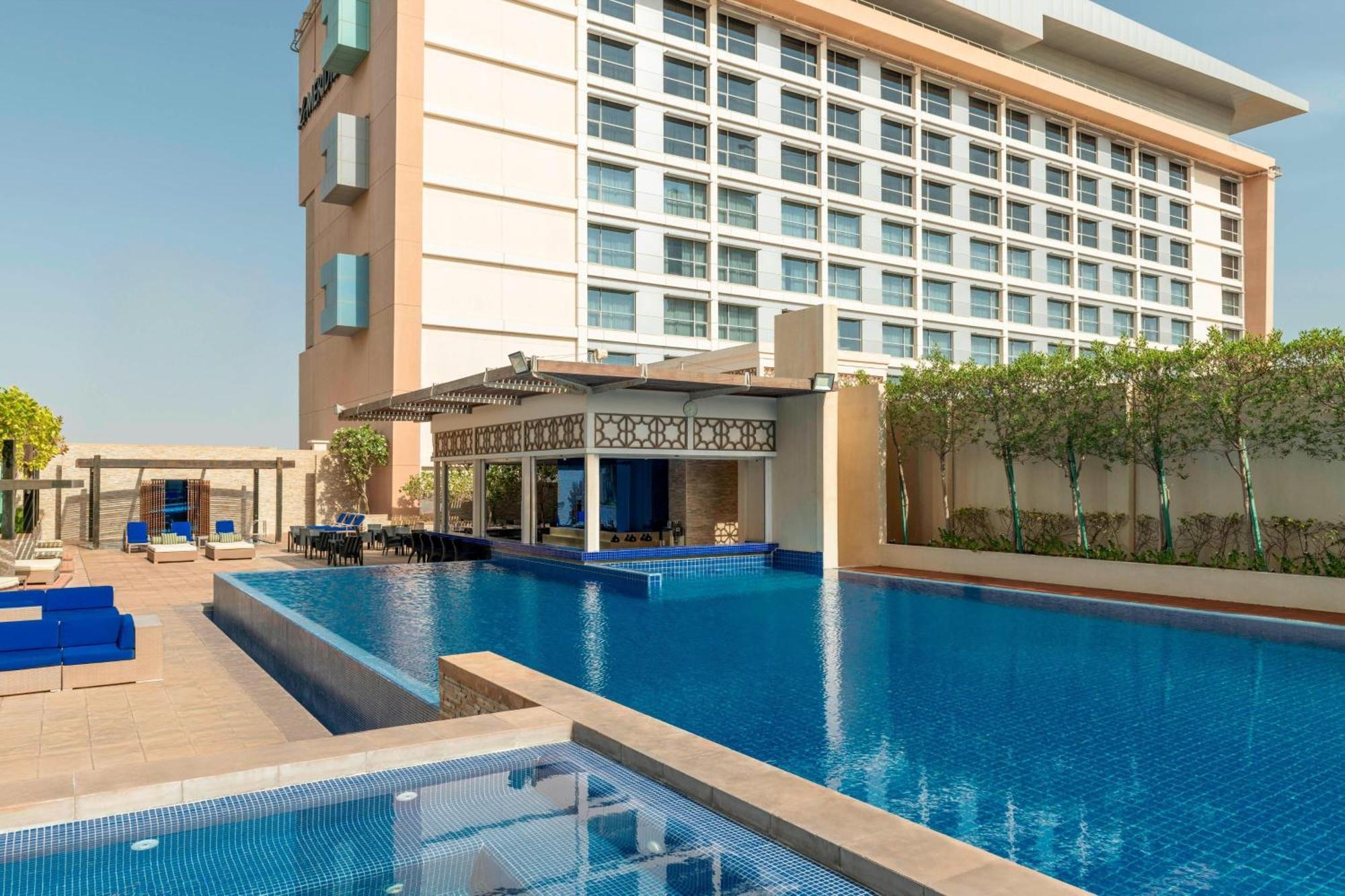 Le Meridien City Centre Bahrain Manamah Buitenkant foto The swimming pool at the hotel