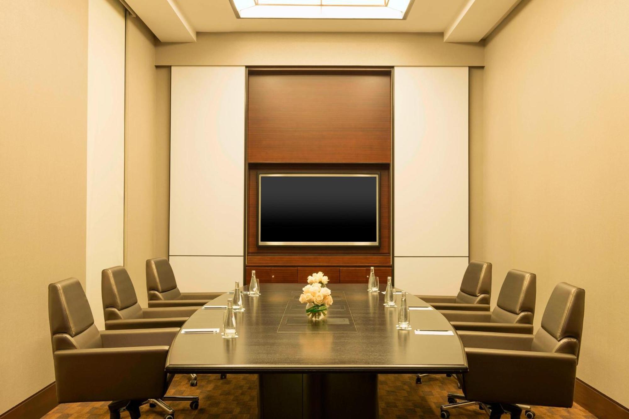 Le Meridien City Centre Bahrain Manamah Buitenkant foto A boardroom at the Four Seasons Hotel, New York City