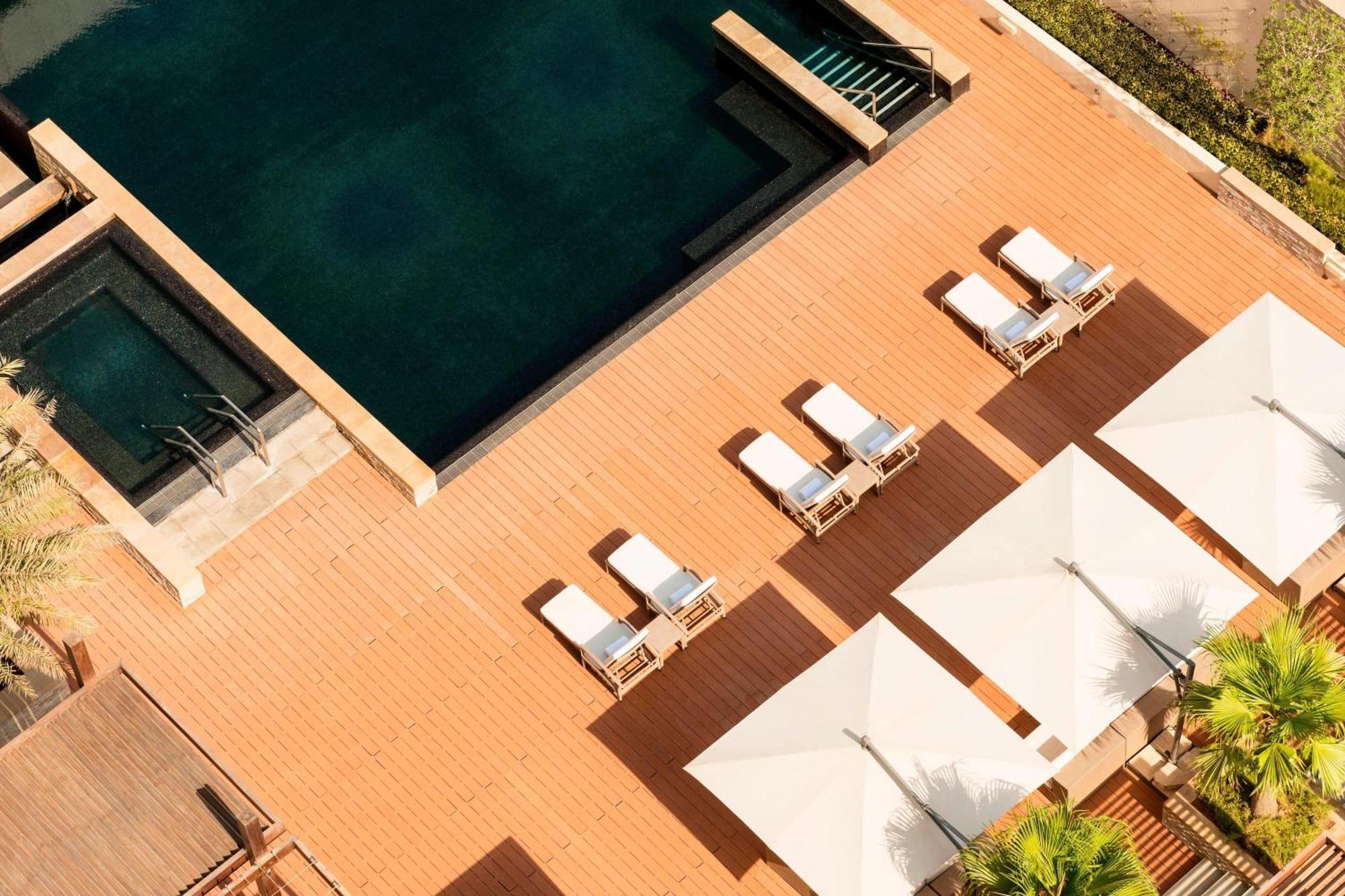 Le Meridien City Centre Bahrain Manamah Buitenkant foto The pool at the hotel