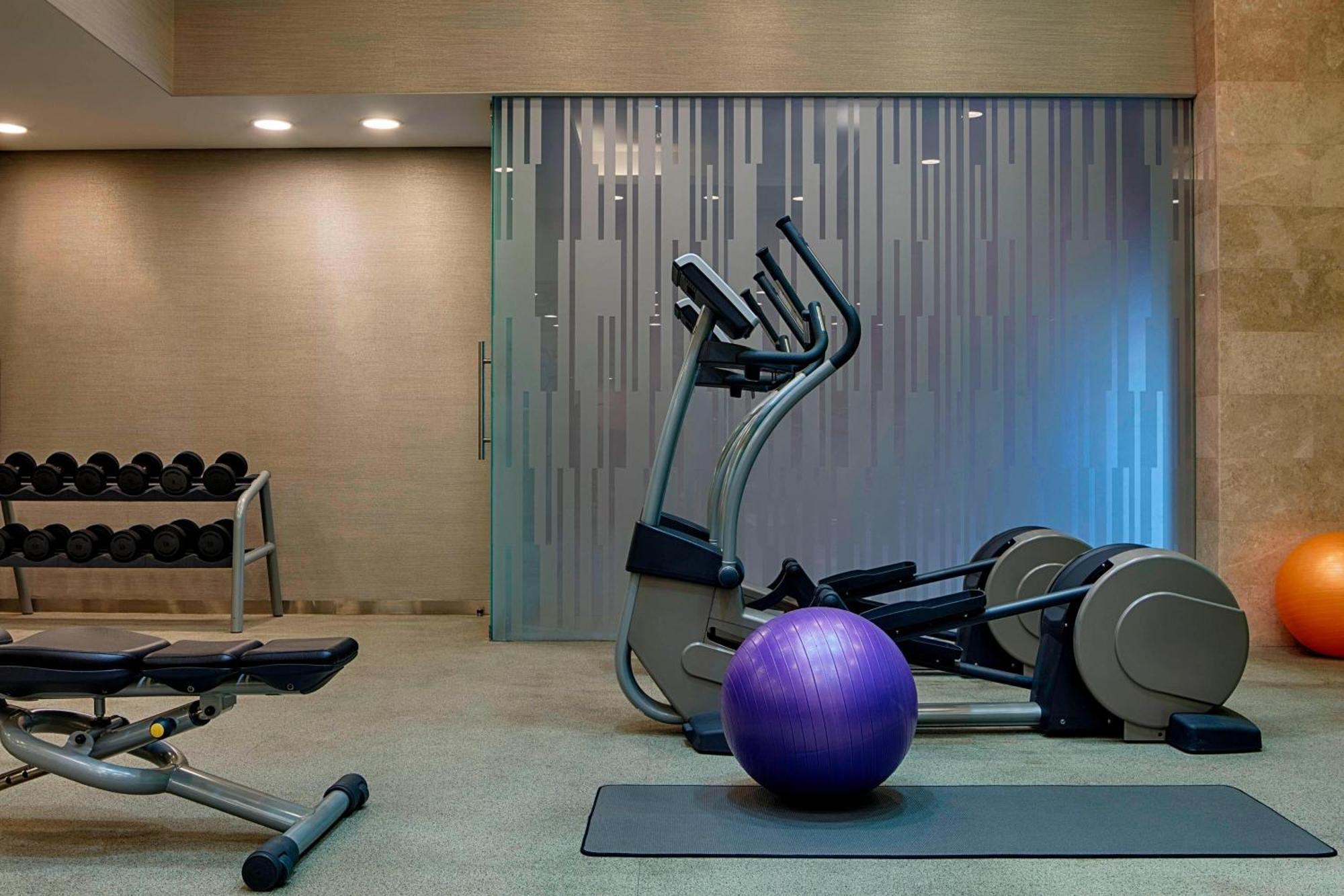 Le Meridien City Centre Bahrain Manamah Buitenkant foto A typical gym